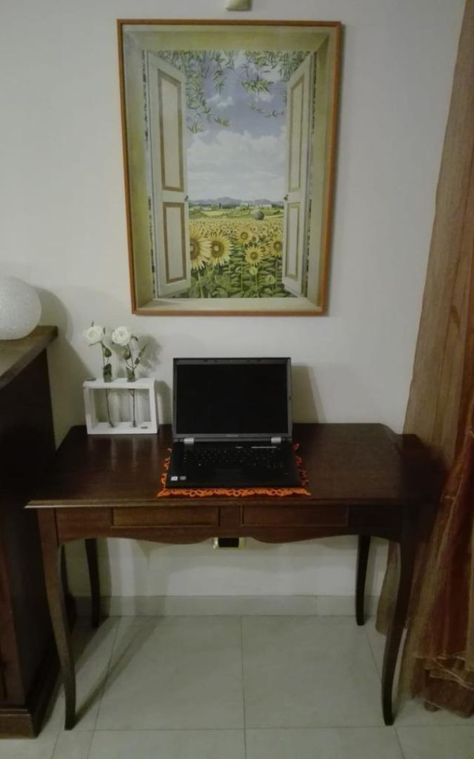 Dettaglio cassetto scrivania in legno noce scuro con pomello, stile classico